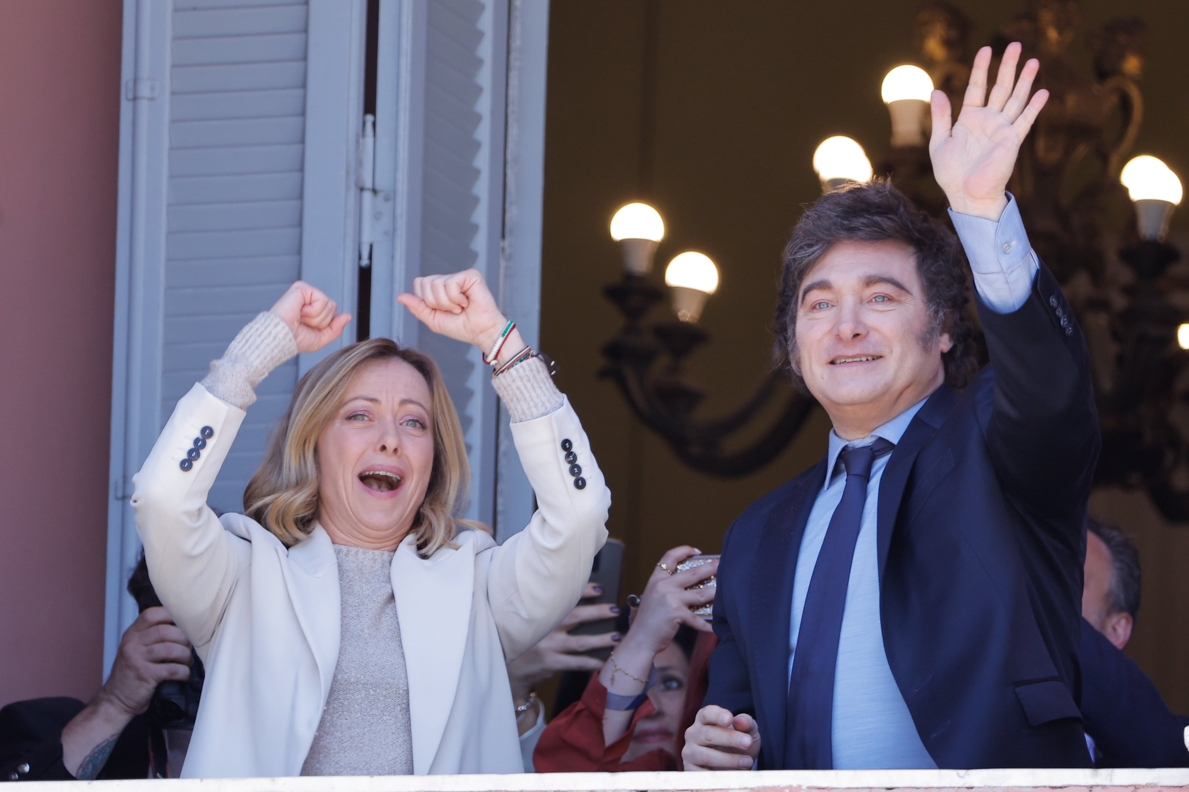 El presidente de Argentina, Javier Milei (d) saluda, acompañado de la primera ministra italiana, Giorgia Meloni, durante su primera visita oficial este miércoles en la Casa Rosada en Buenos Aires (Argentina)