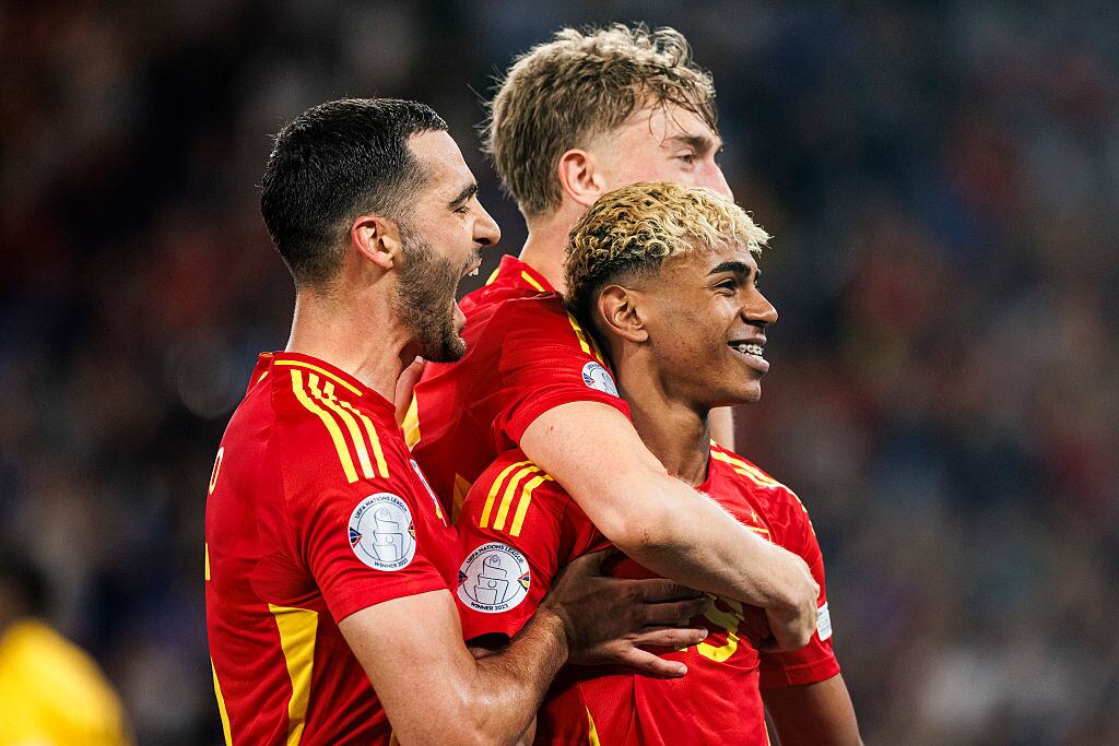 Lamine Yamal, Dean Huijsen y Mikel Merino en el partido de semifinales de la Nations League entre España y Francia.