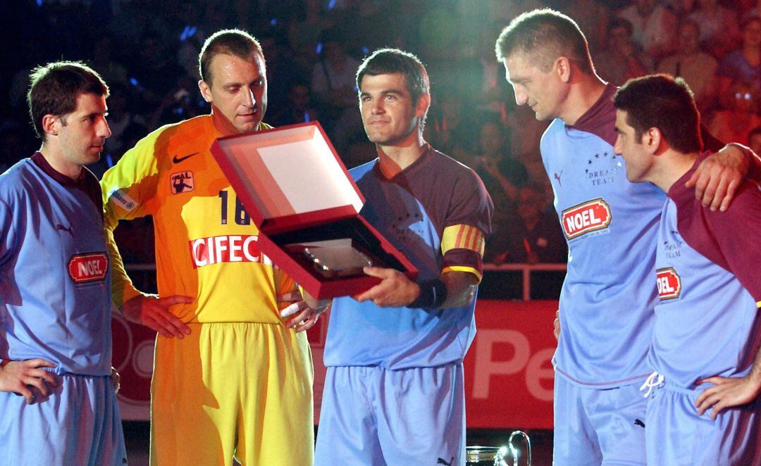 Enric Masip, con sus compañeros del Barcelona en una imagen de 2005.