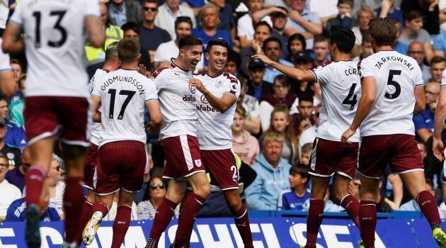 Los jugadores del Burnley celebran el segundo gol, obra de Ward, en Stamford Bridge