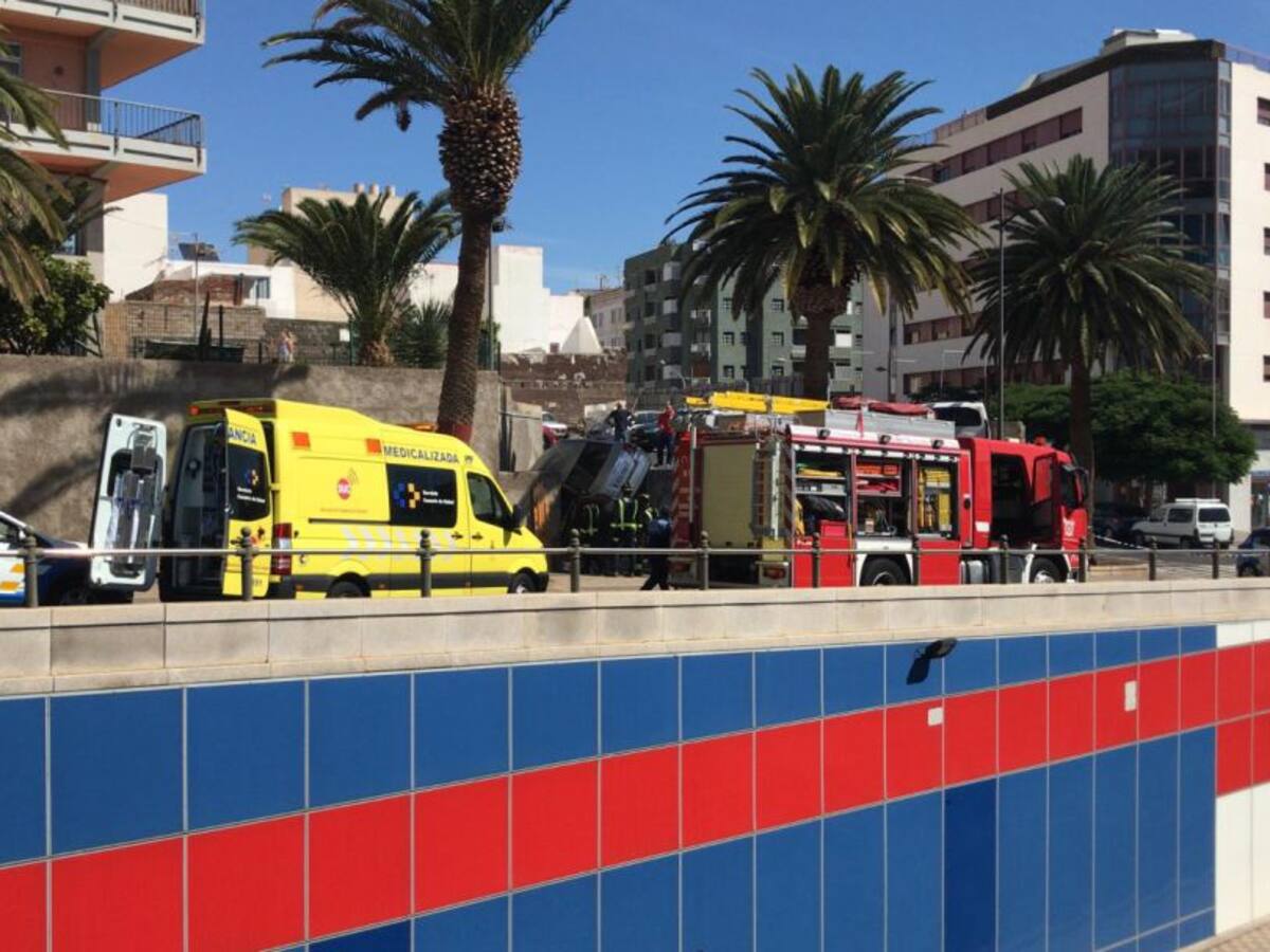 Un hombre queda atrapado en su vehículo tras sufrir un desvanecimiento