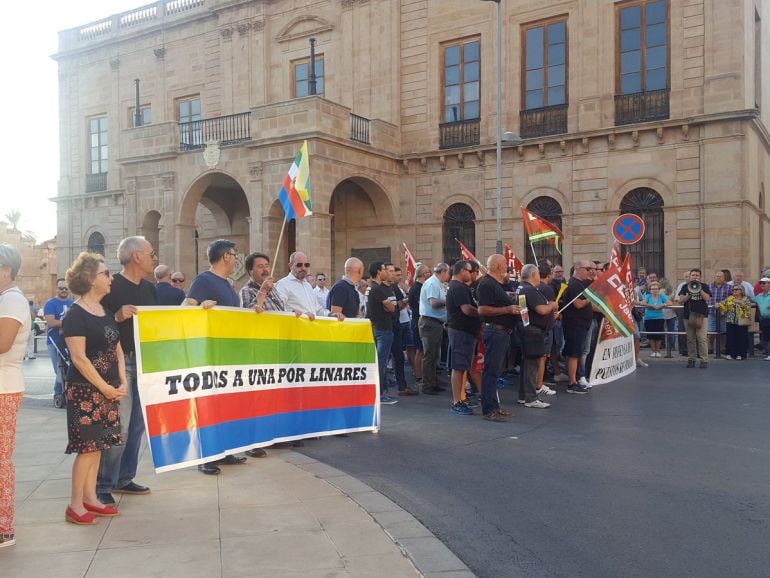 Trabajadores de Aeroepoxy se concentran en la Plaza del Ayuntamiento