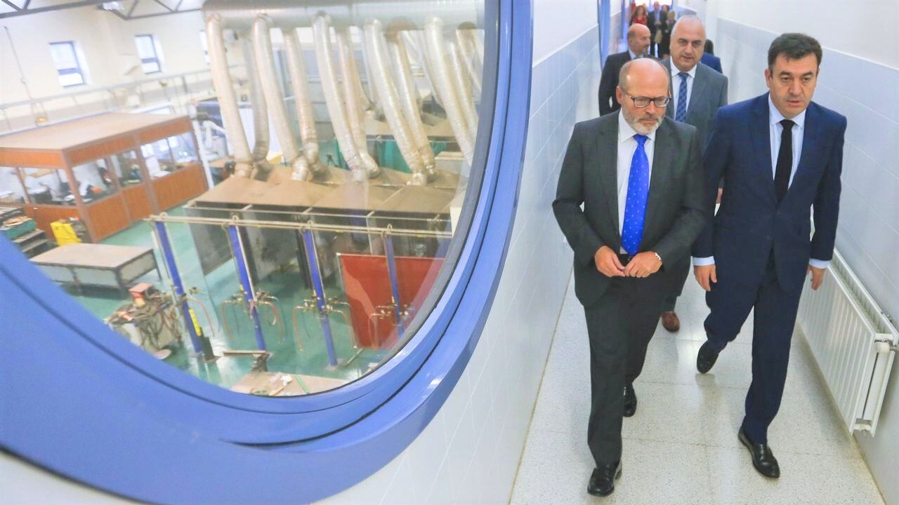 El conselleiro Román Rodríguez, en una imagen de archivo durante una visita al CIFP Ferrolterra