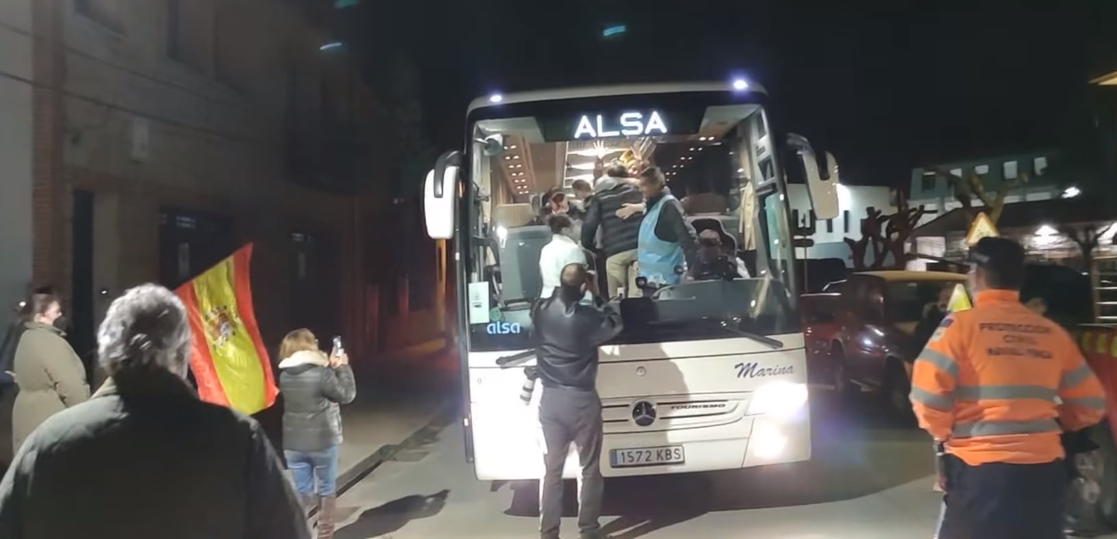 Momento de la llegada a Navaluenga del autobús en el que viajaban los 35 refugiados a Navaluenga