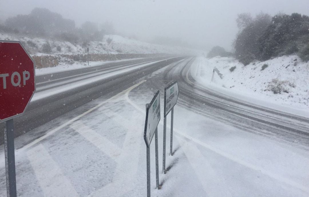 Nieve en una carretera de la provincia de Jaén.