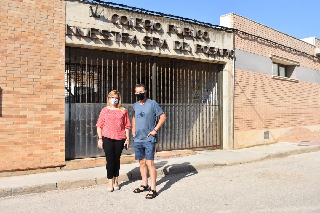 La delegada de la Junta en Cuenca, María Ángeles Martínez y el alcalde de El Picazo, Carlos Pastor.