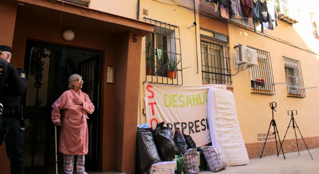 Momentos previos el desahucio de Josefa Jiménez en Las Flores, Málaga