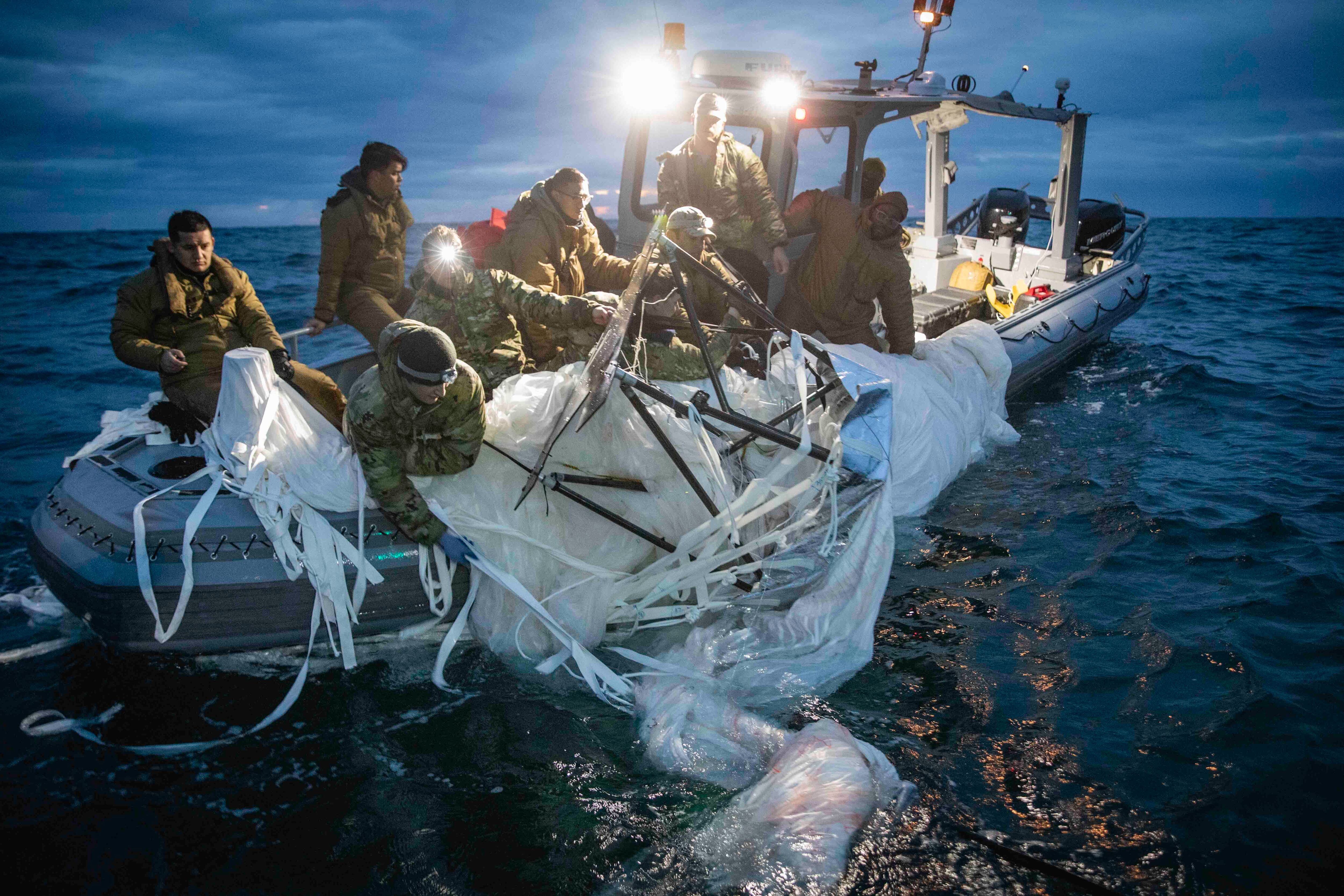 Fotografía cedida por la Armada de Estados Unidos donde aparecen unos marineros asignados al Grupo 2 de Eliminación de Artefactos Explosivos mientras recuperan el globo de vigilancia chino del mar.