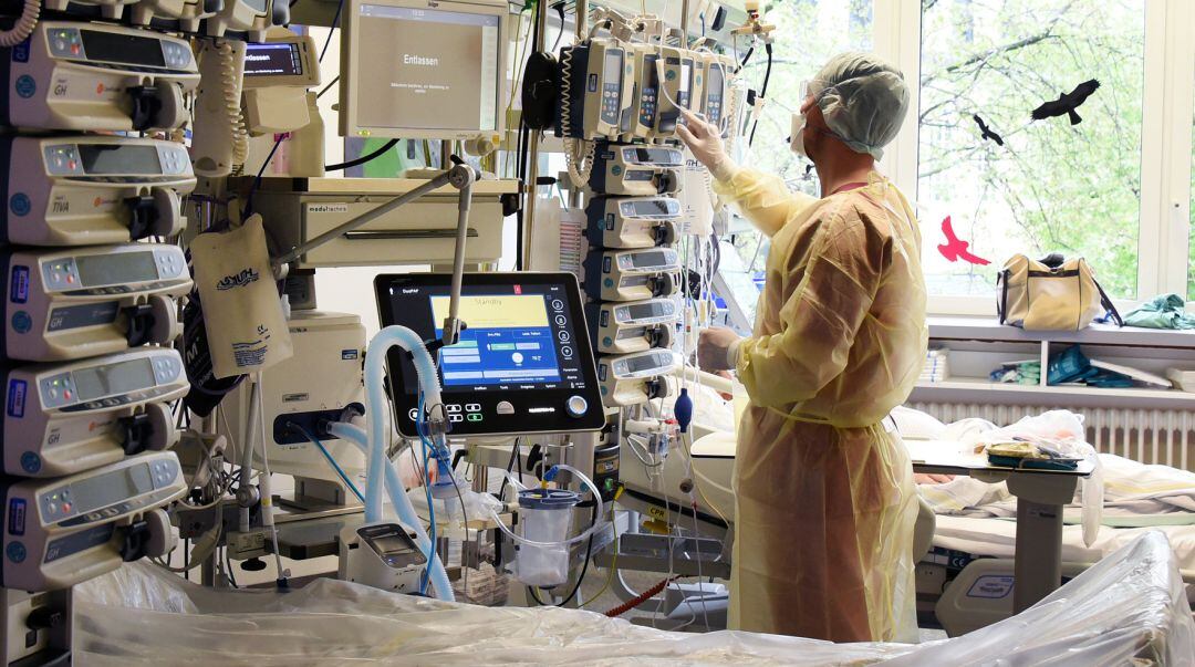 Un profesional sanitario en una habitación de hospital.