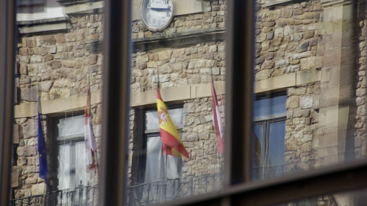 Postales de Palencia: la del reloj de la plaza dando las doce
