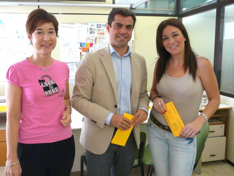 El alcalde de Albacete y la concejal de Educación entregan un cheque escolar