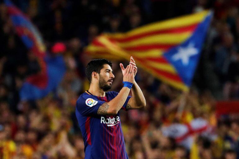 Suárez aplaude a la afición tras el final del partido