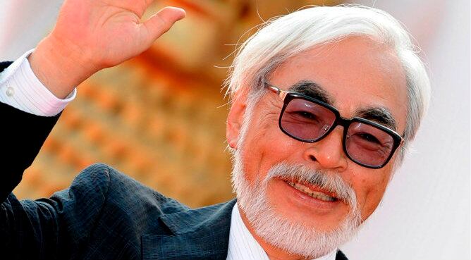 El director japonés Hayao Miyazaki posa para los fotógrafos en la alfombra roja durante la 65 edición del Festival Internacional de Cine de Venecia