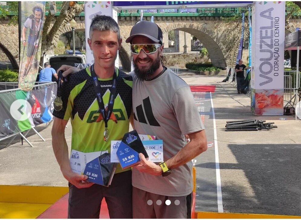 Carlos Ciprés, en la la Zela Ultramarathon, en abril, en la que se proclamó campeón del mundo. Con JesúsBarea, con quien quiso compartir el podio, en la segunda  (4-5)