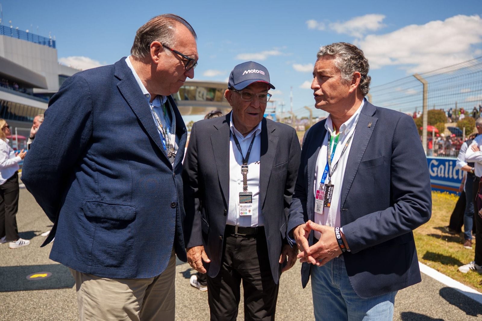 Antonio Sanz junto a Arturo Bernal y Carmelo Ezpeleta en el Circuito de Jerez