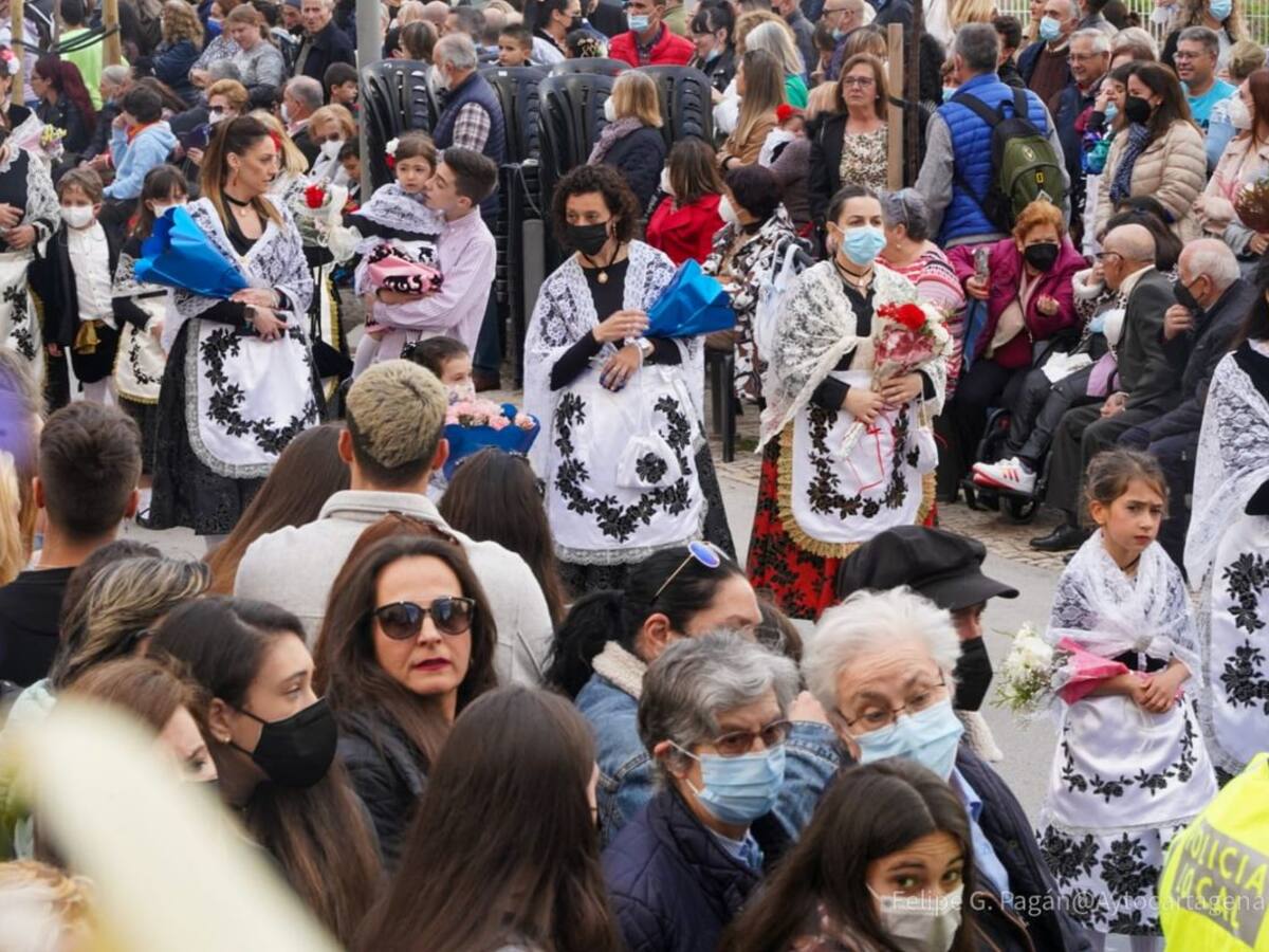 Las calles de Cartagena se llenan de flores para honrar a la Patrona en su Día Grande