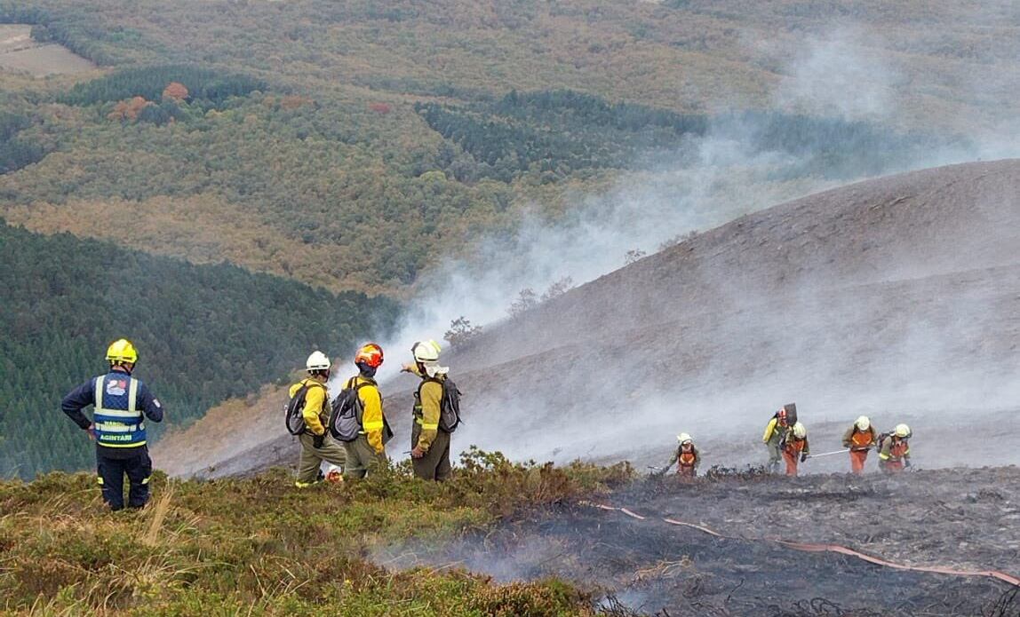 Bomberos trabajan en las labores de extinción