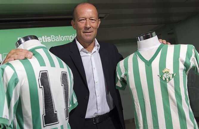 El nuevo técnico del Real Betis, el argentino Gabriel Humberto Calderón, posa con la camiseta verdiblanca de su época de futbolista bético durante su presentación en el estadio Benito Villamarín de Sevilla.