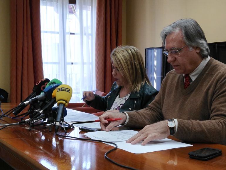 Imagen de la alcaldes de Jerez, Mamen Sánchez, y Paco Camas, delegado municipal de Cultura y Fiestas, durante la rueda de prensa del balance de la Navidad 