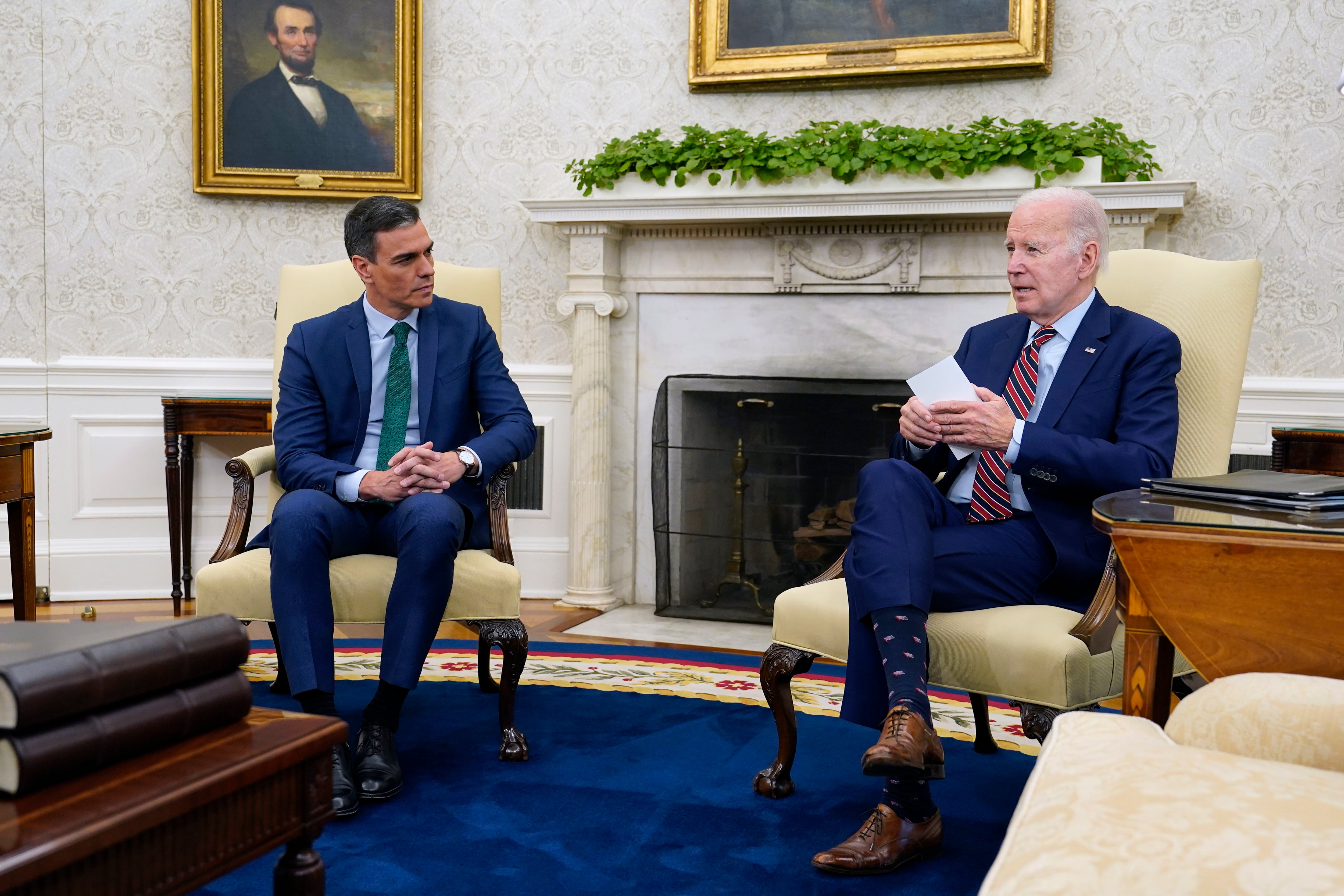 Washington (United States), 12/05/2023.- US President Joe Biden (R) holds a bilateral meeting with Spanish Prime Minister Pedro Sanchez in the Oval Office of the White House in Washington, DC, USA, 12 May 2023. (España, Estados Unidos) EFE/EPA/CHRIS KLEPONIS / POOL
