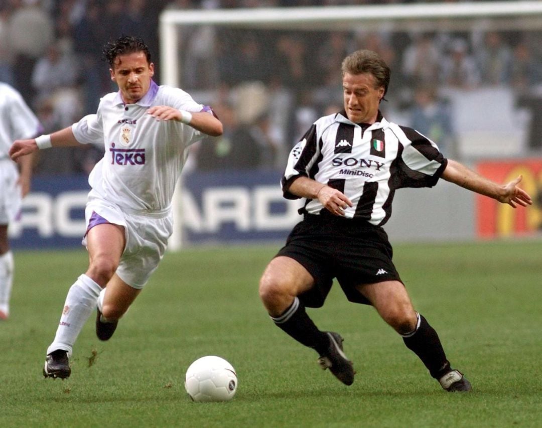 Mijatovic y Deschamps disputan un balón en la final de la Champions entre el Real Madrid y la Juve. 