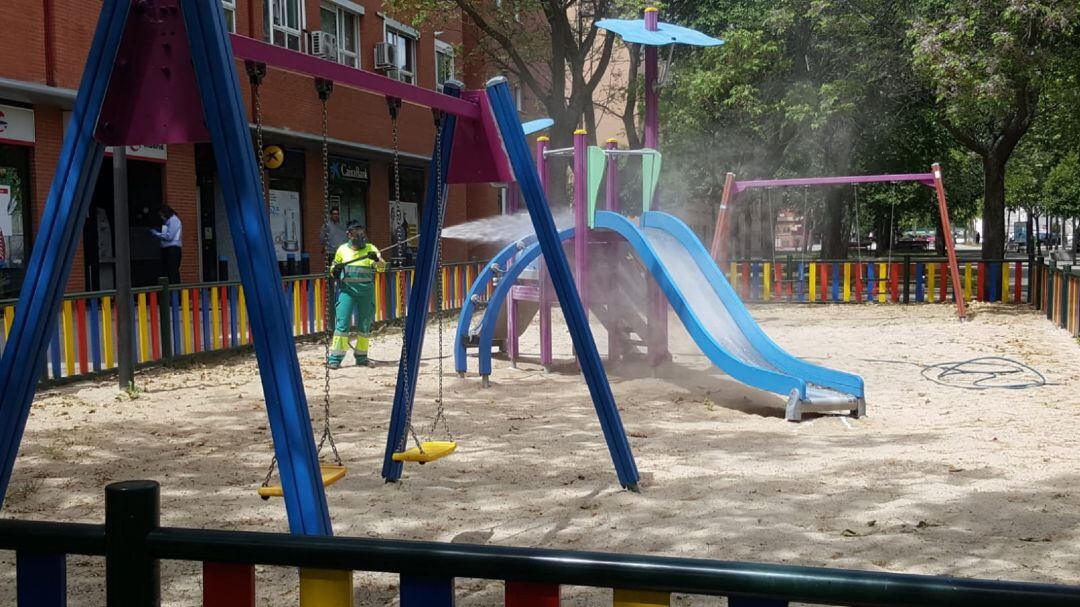 Un operario desinfecta un parque infantil en Getafe.