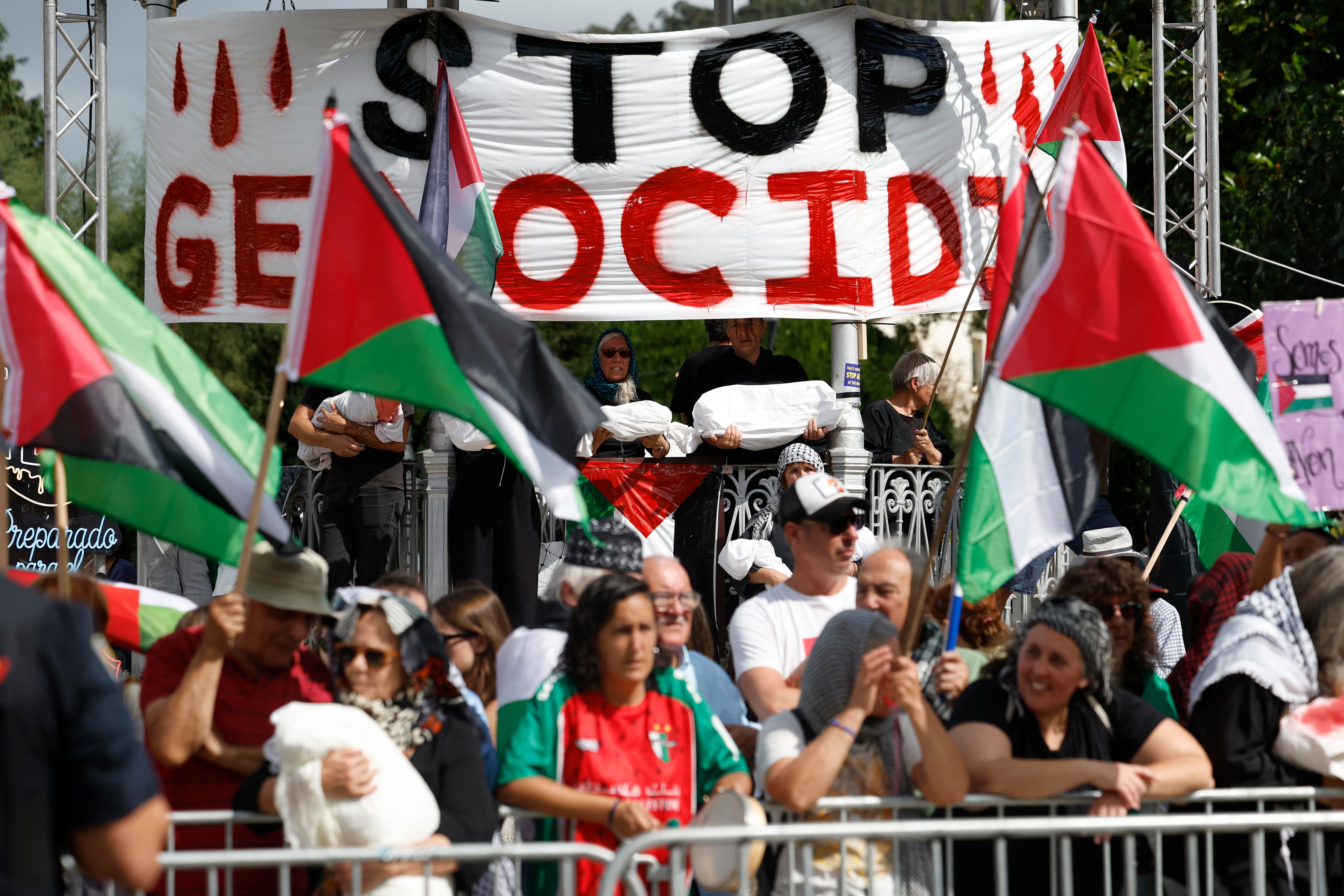 Manifestantes muestran su apoyo a Palestina y su rechazo a la participación del equipo Israel Tech en la salida de la decimoquinta etapa de la Vuelta ciclista a España