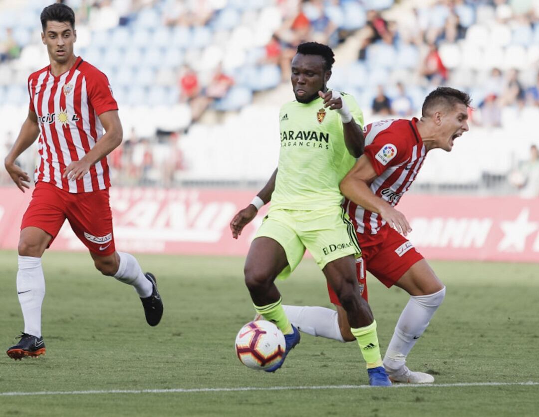 Igbekeme se lleva el balón ante la oposición de un jugador del Almería en el partido de la primera vuelta