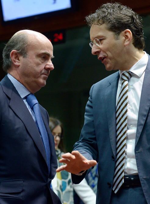 El ministro español de Economía, Luis de Guindos, charla con su homólogo holandés y presidente del Eurogrupo, Jeroen Dijsselbloem, al comienzo del Ecofin en Bruselas.