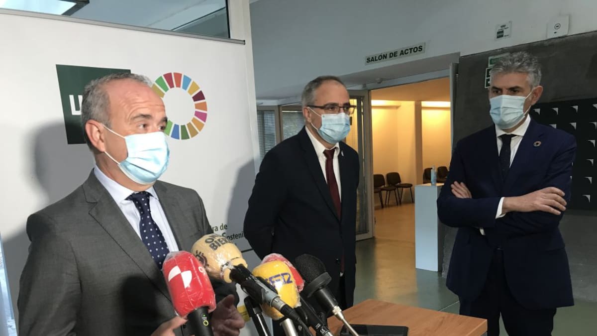 El centro asociado de la UNED en Ponferrada levanta una "mochila" histórica de 23.000 estudiantes