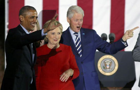 Barack Obama junto a Hillary y Bill Clunton durante un mitin en Filadelfia