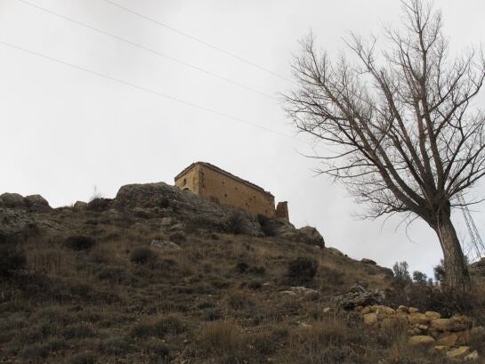 La ermita de San Macario en lo más alto de Cirujeda.