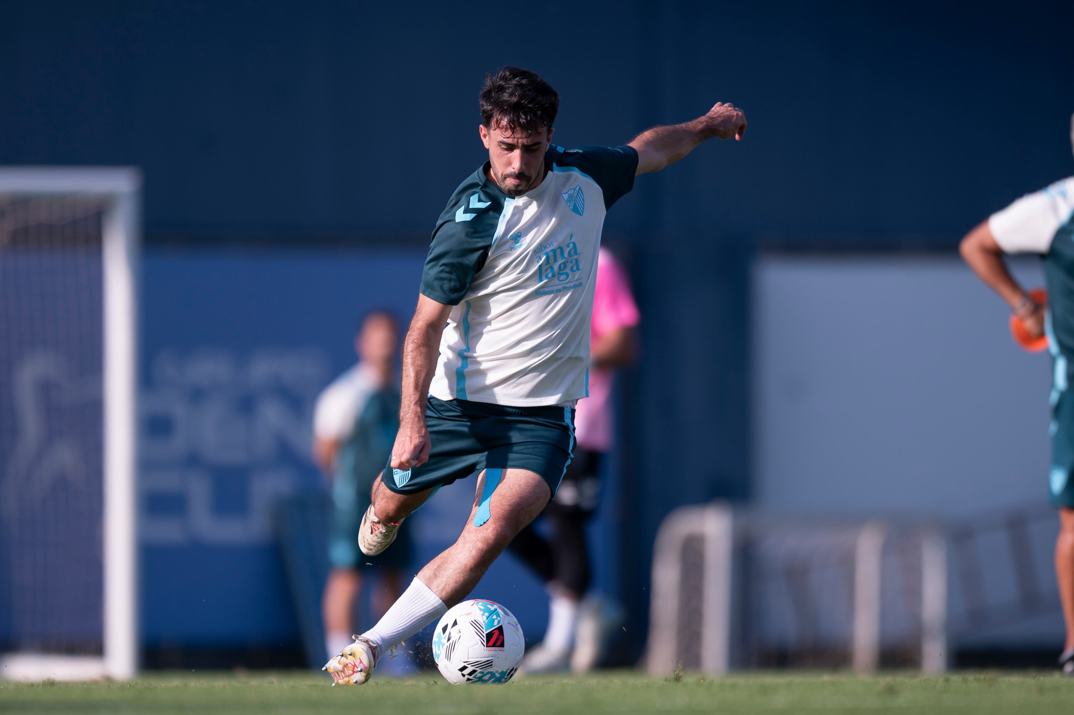 Puga centra un balón en un entrenamiento del Málaga