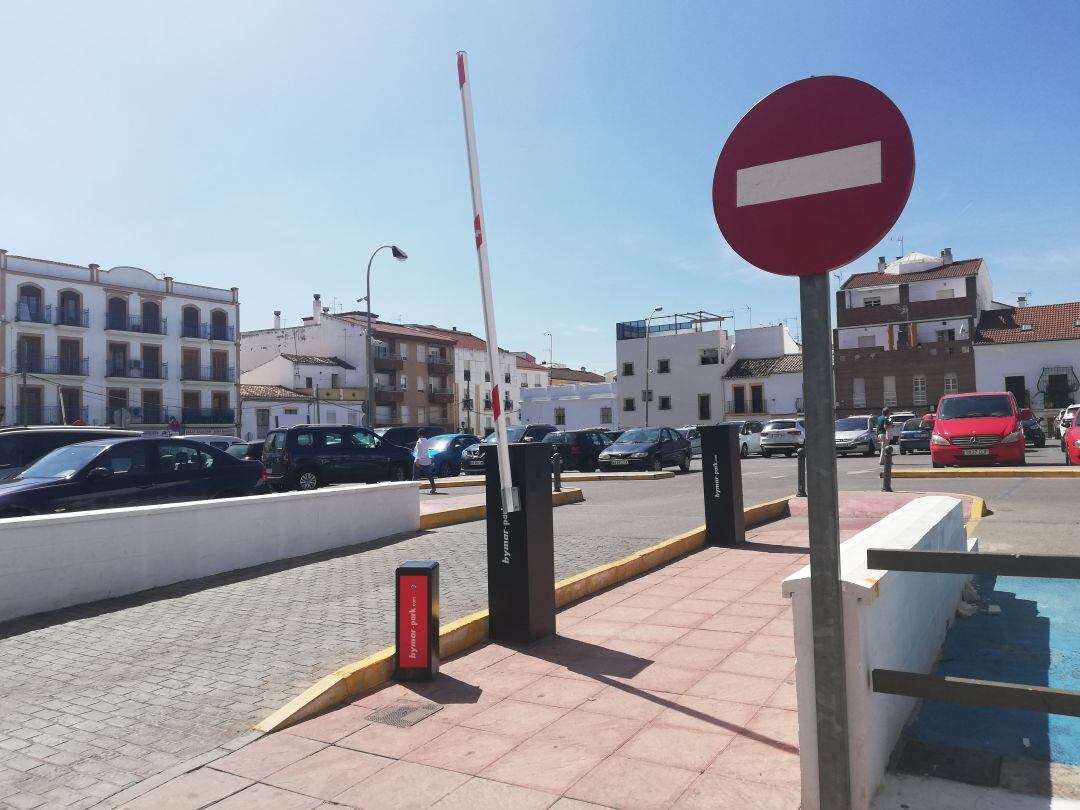 Las barreras del párking del antiguo Cuartel de la Concepción permanecen levantadas