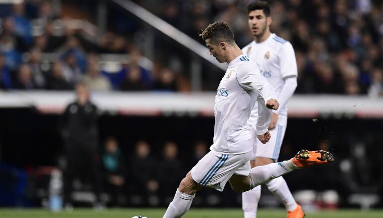 Cristiano Ronaldo, justo antes de ejecutar un libre directo