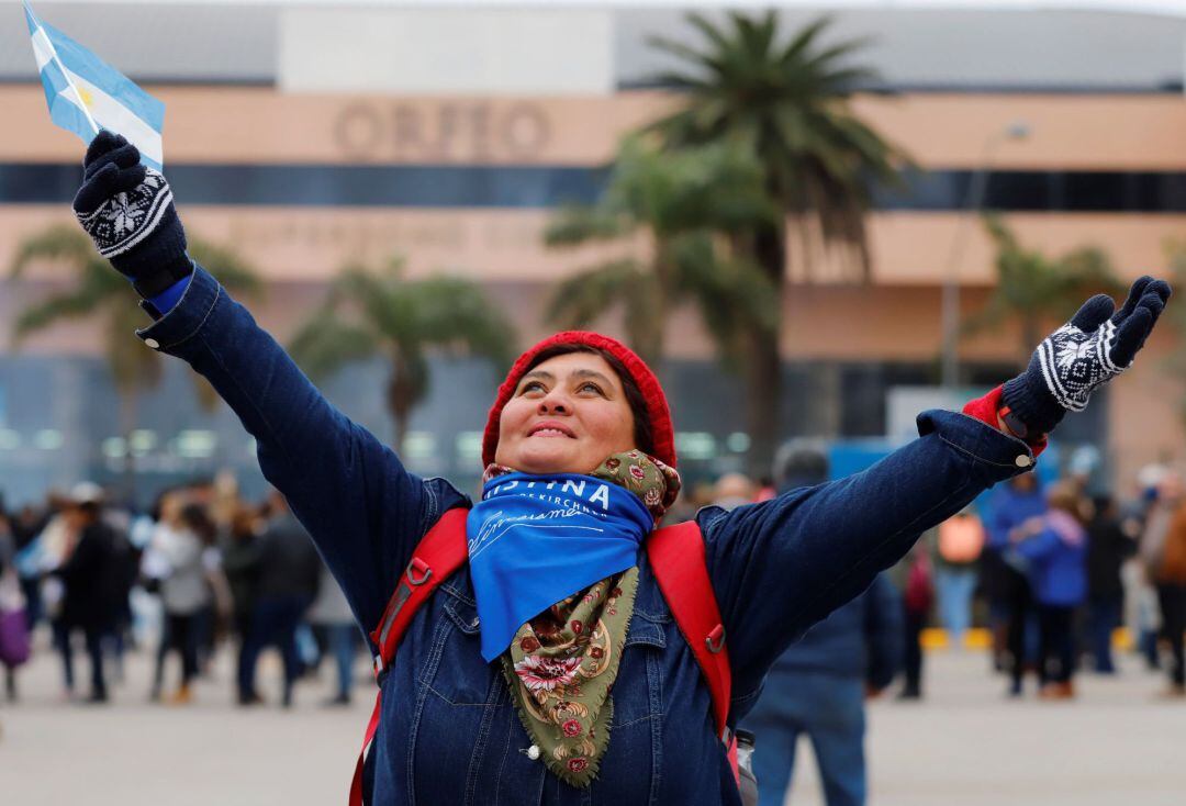 Una mujer reacciona en el lugar donde se llava a cabo el acto de cierre de campaña del partido Frente De Todos, del candidato a presidente Alberto Fernández, quien comparte fórmula con la expresidenta Cristina Fernández De Kirchner,   en Córdoba. Los aspirantes a la Presidencia de Argentina realizaron este jueves sus últimos actos de campaña para las primarias del próximo domingo, a la caza de los votos de un electorado altamente polarizado y sensible al ciclo recesivo que vive la economía del país 