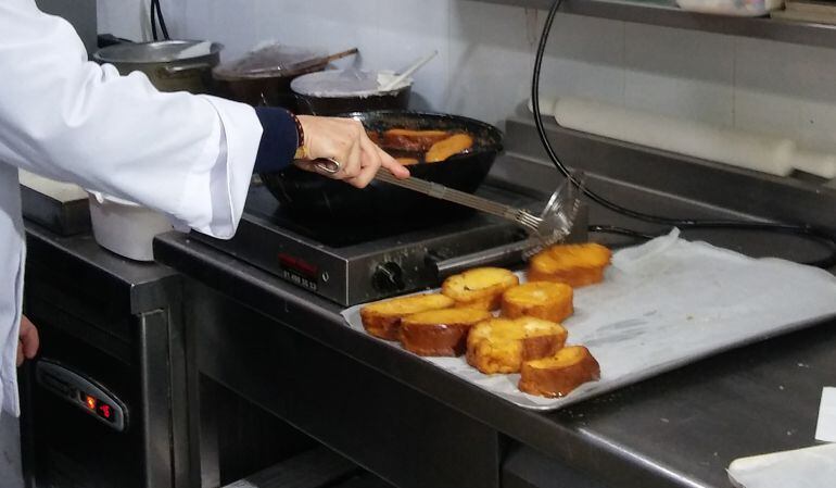 Las pastelerías de la región aumentan esta semana su producción de torrijas