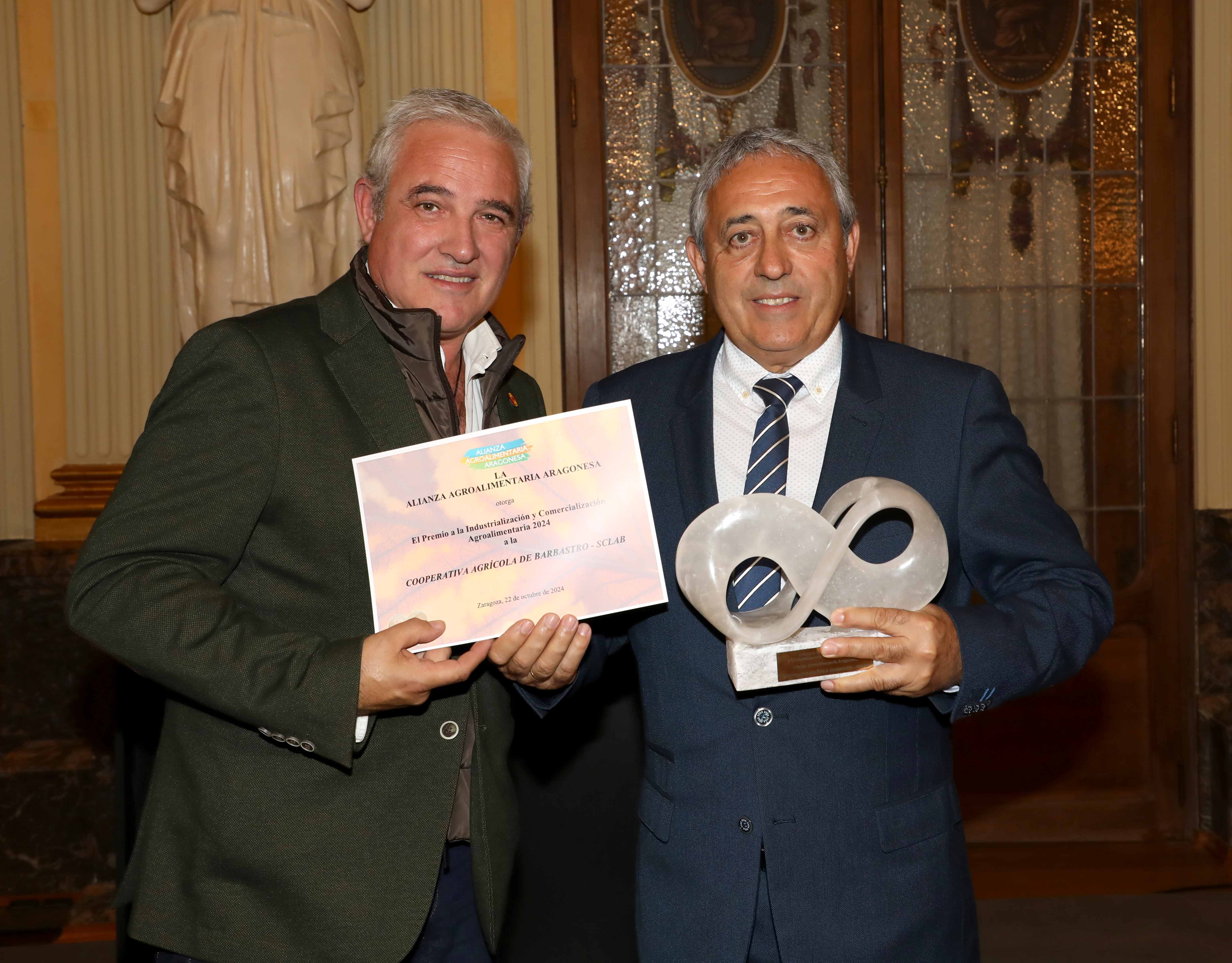 José Victor Nogués entrega a Luis Olivera el galardón. Foto: Agencia Almozara