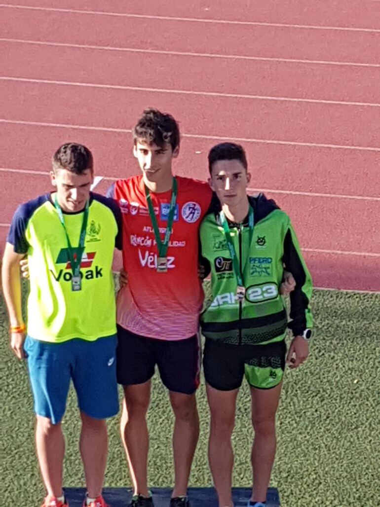 Adrián Díaz López logra la medalla de bronce y se subió  al podium este domingo en el campeonato Andaluz de Atletismo celebrado en  Cádiz 