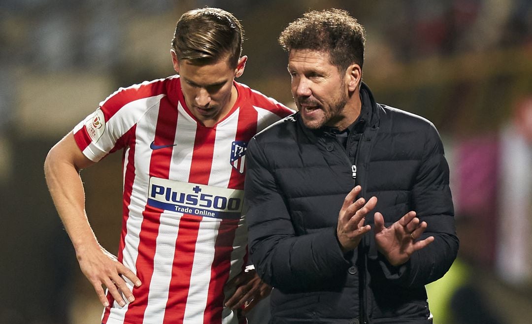 Marcos Llorente y Diego Simeone, en un partido del Atlético de Madrid.