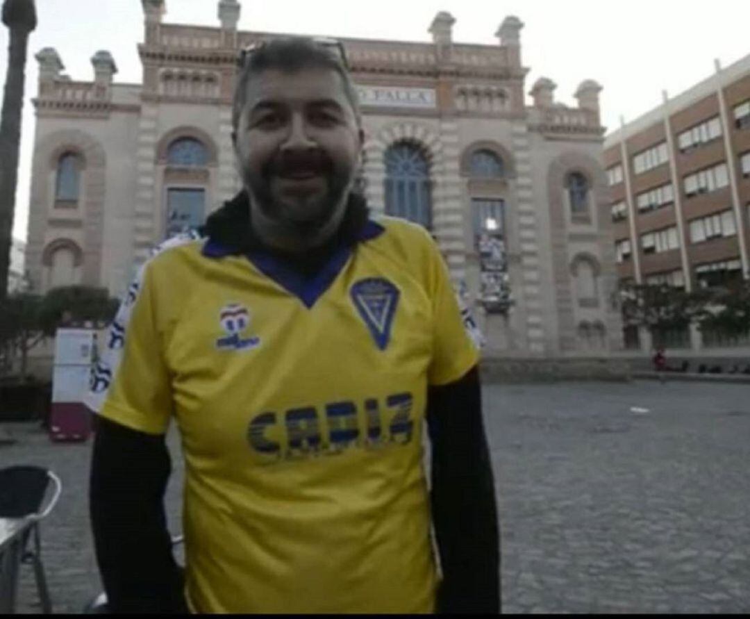 José Antonio Vera Luque posa vestido con la camiseta cadista ante el Gran Teatro Falla
