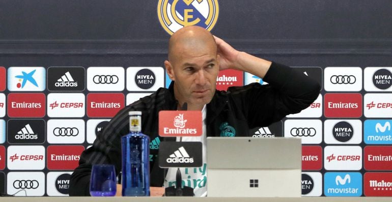 Zidane escucha atentamente una pregunta en sala de prensa