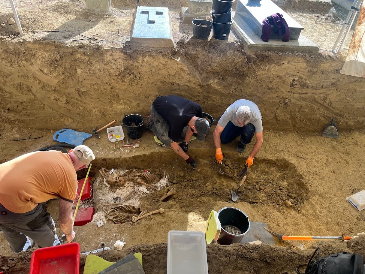 Batallón Cinco Villas y el Equipo Arqueológico Forense de Aragón siguen trabajando en la fosa común del cementerio ejeano