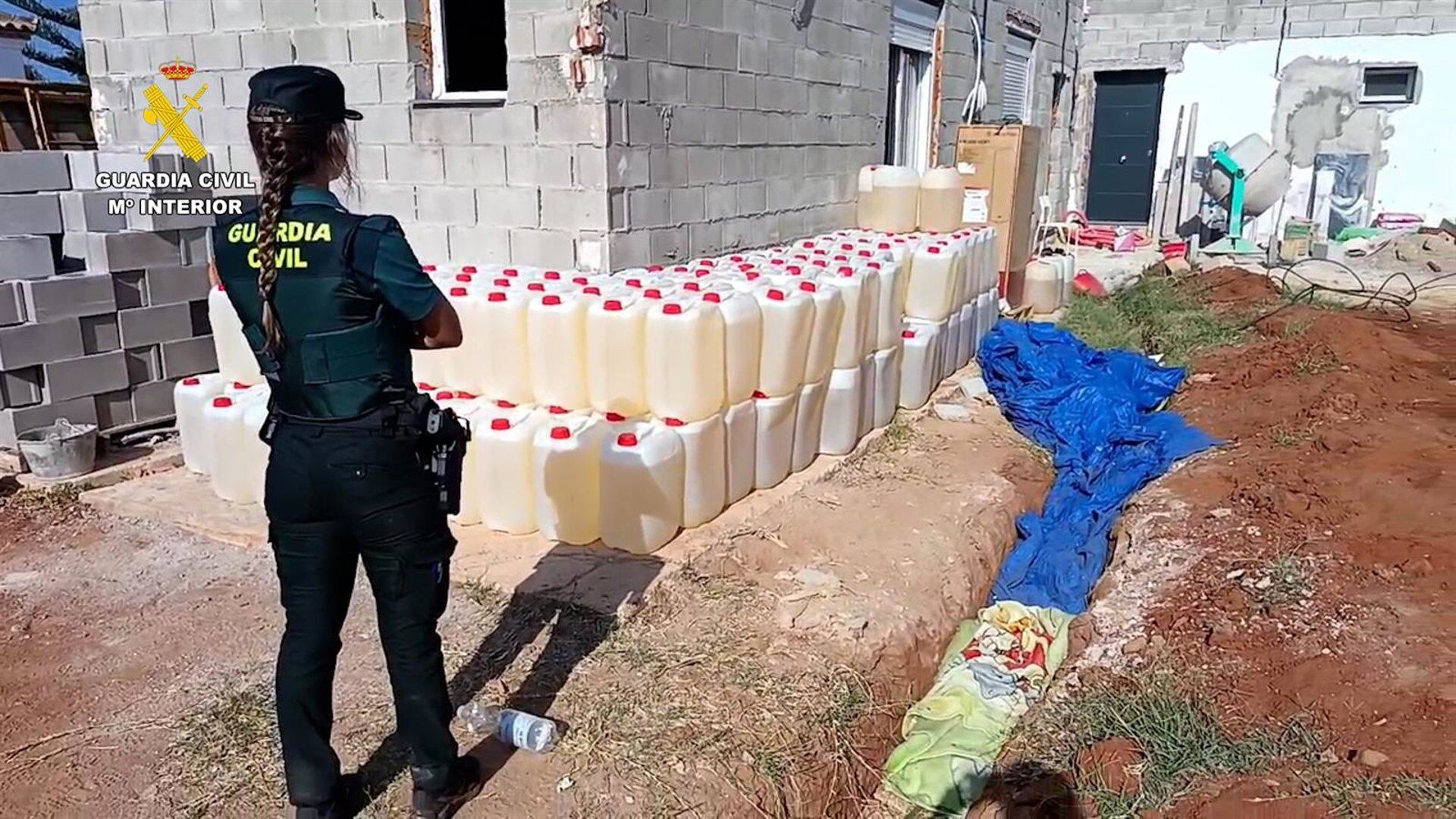 Garrafas de gasolina para narcolanchas halladas en una finca en Chiclana de la Frontera