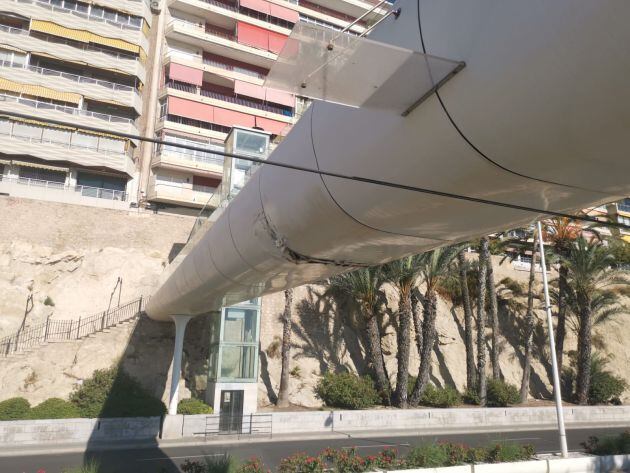 Boquete en la pasarela peatonal que conecta la playa del Postiguet y el barrio del Raval Roig