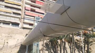 Vecinos del Raval Roig y oposición critican la falta de mantenimiento de la pasarela de la playa del Postiguet