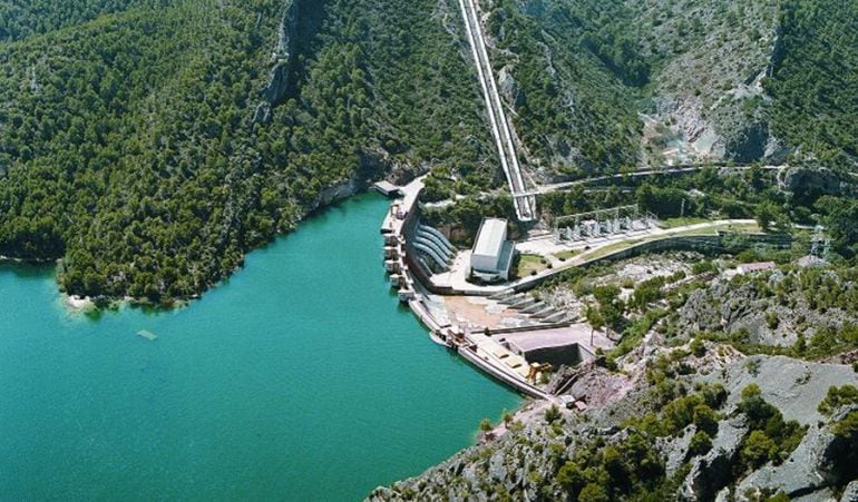 Embalse de Bolarque (Cuenca), origen del caudal de agua hacia el trasvase Tajo-Segura. 