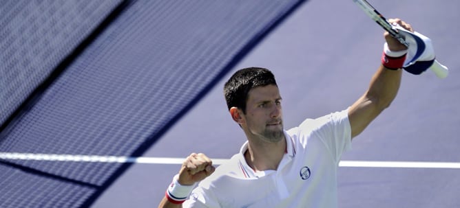 El serbio Novak Djokovic celebra tras vencer 6-3, 6-4 al español Nicolás Almagro hoy, jueves 15 de marzo de 2012, durante el partido del Abierto BNP Paribas en Indian Wells