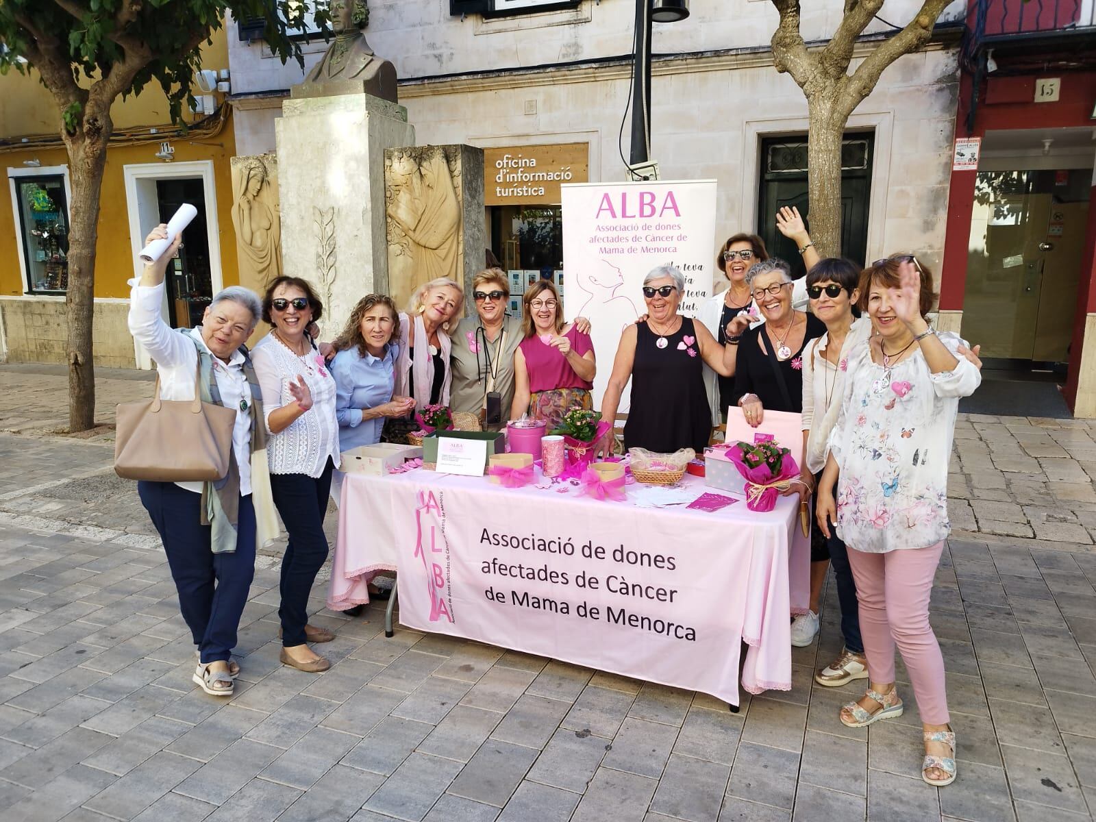 L'associació de dones afectades pel càncer de pit van sortir al carrer aquest dissabte passat pr visibilitzar la malaltia.