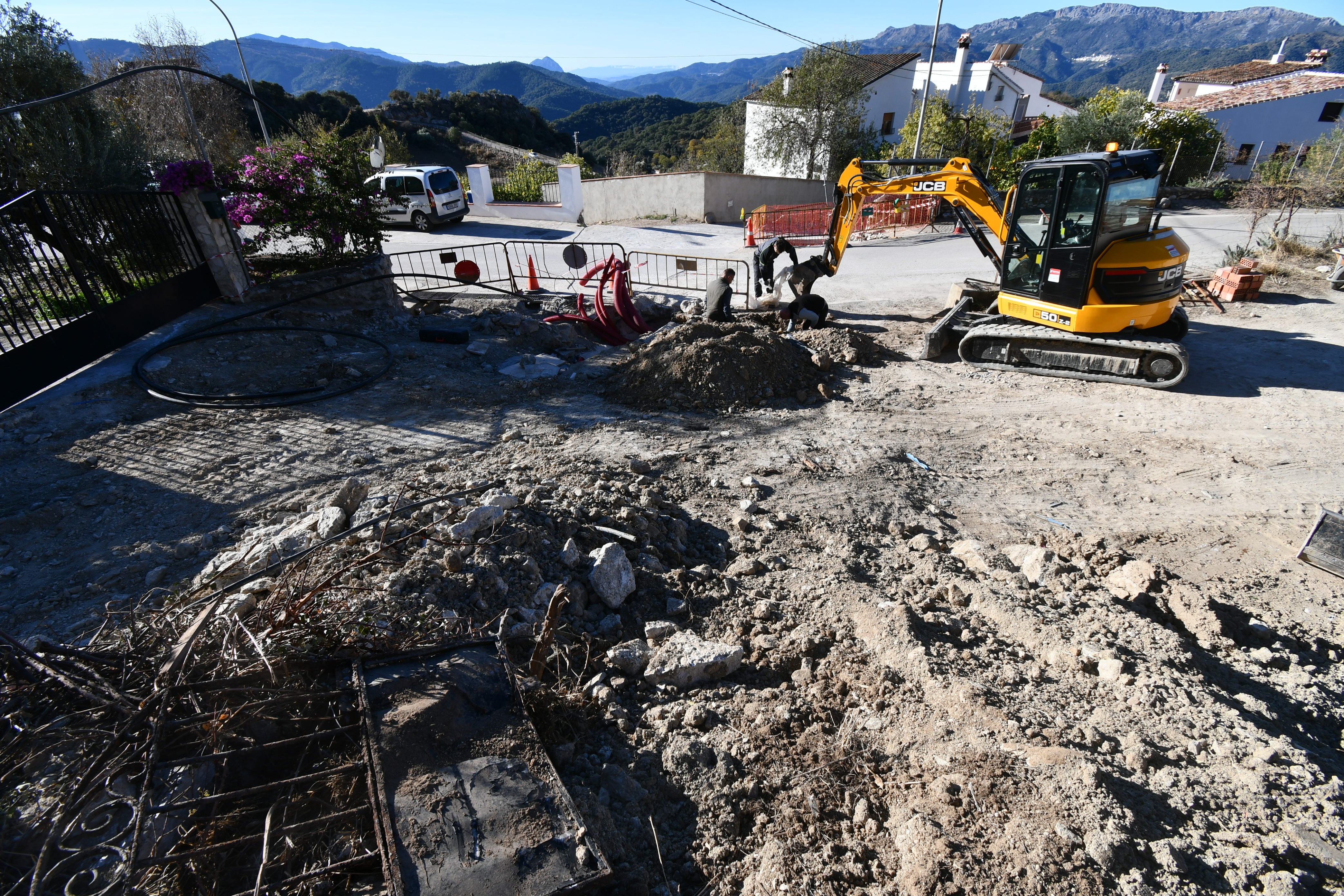 Los trabajos estánconsistiendo en la instalación de saneamiento y en la preinstalación de conductos que permitirán
el posterior soterramiento del cableado aéreo